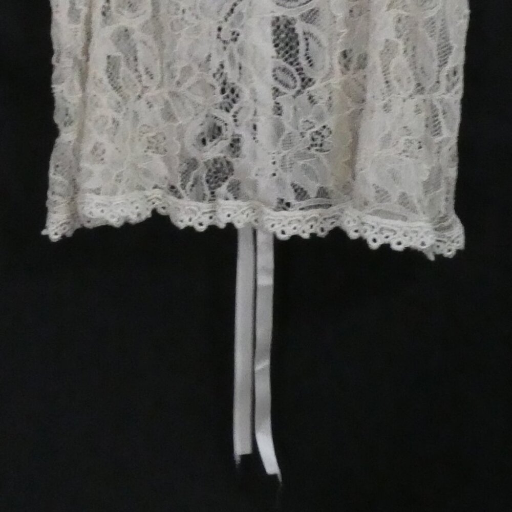 Elegant Lace V-Neck Camisole Top With 3 Button Front Detail P2P 13.5 inches - Picture 16 of 16
